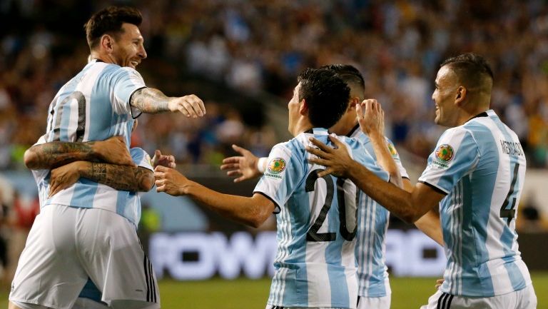 Lio Messi celebra con sus compañeros un gol frente a Panamá