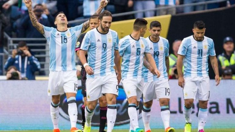 Jugadores de Argentina celebran un gol contra Bolivia