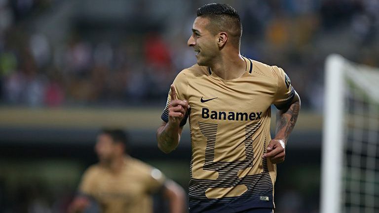 Ismael Sosa, celebrando tras anotar un gol con los Pumas