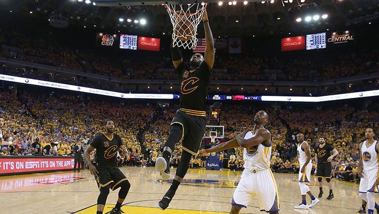 LeBron James encesta durante el quinto juego contra Golden State