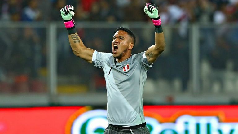 Pedro Gallese festeja un gol de Perú contra México