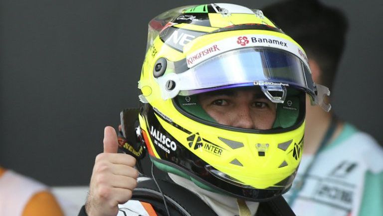 Checo Pérez hace un gesto a la cámara