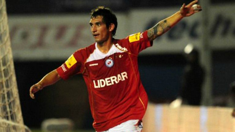  Lucas Rodríguez, disputando un cotejo con Argentinos Juniors