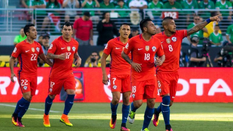 Chile festeja una anotación contra el Tri