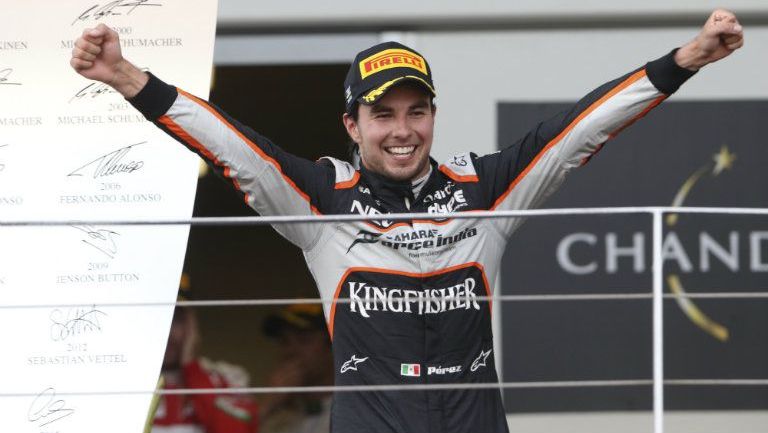 Checo Pérez feseteja en el podio del GP de Europa