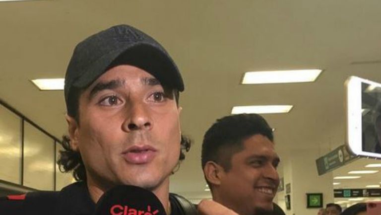 Guillermo Ochoa hablado con los medios en el aeropuerto de la CDMX