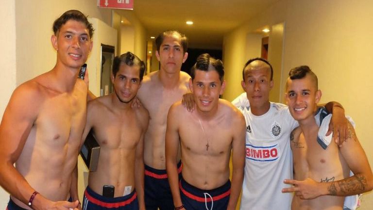 Canteranos De Chivas Son Rapados En Novatada 