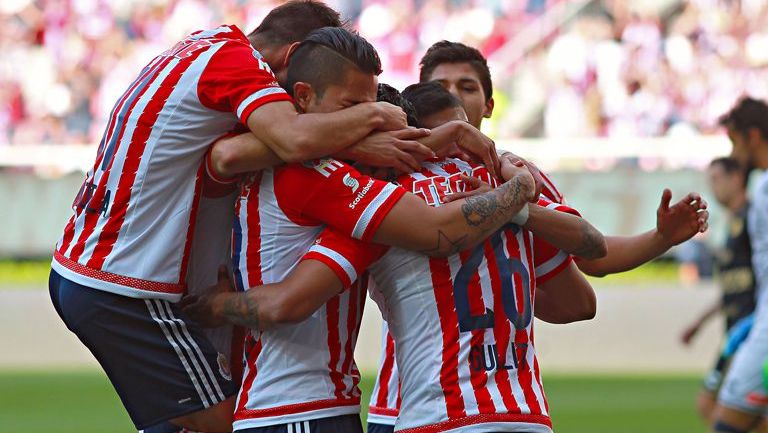 Jugadores de Chivas celebran una anotación