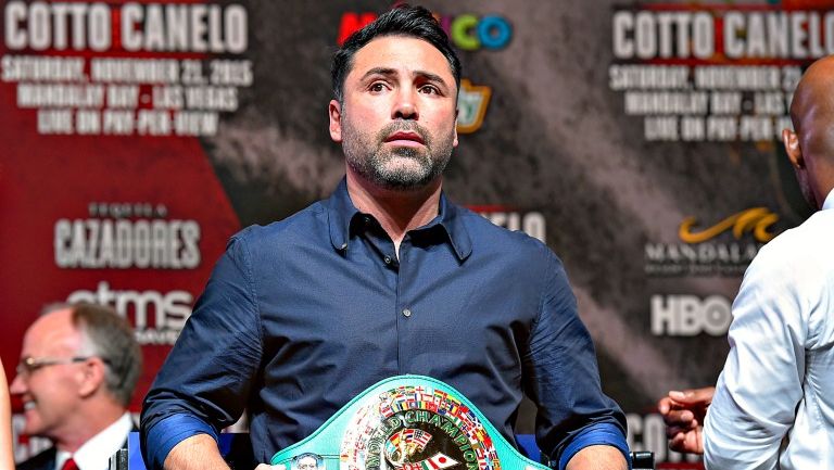 Oscar de la Hoya sostiene un cinturón de Campeón 