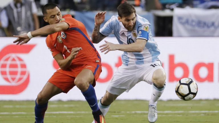 Messi pelea por el balón en la Final de la Copa América