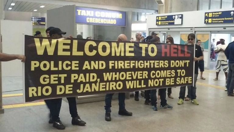 Policías y bomberos de Río se manifiestan con mantas