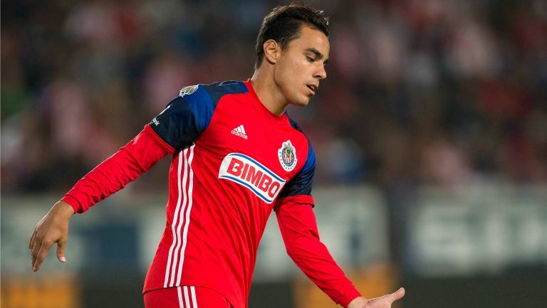 Omar Bravo en un partido de Chivas