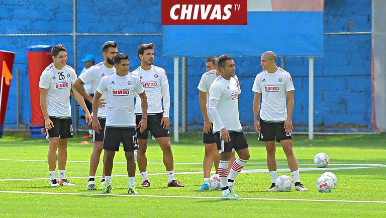 Jugadores de Chivas entrenan en Verde Valle