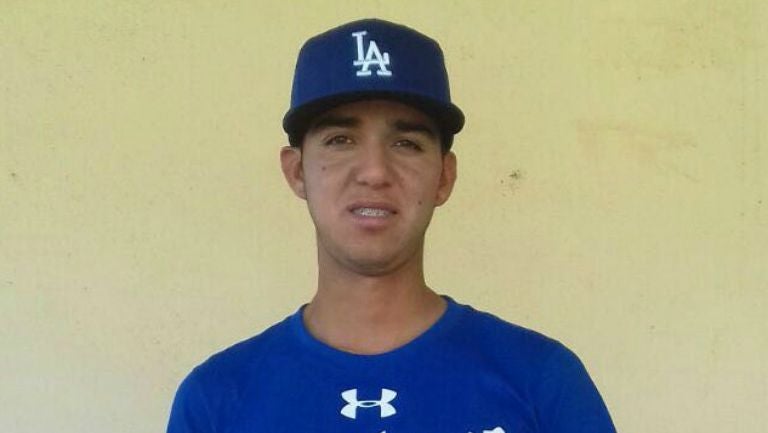 Adolfo Ramírez posa con camiseta y gorra de los Dodgers