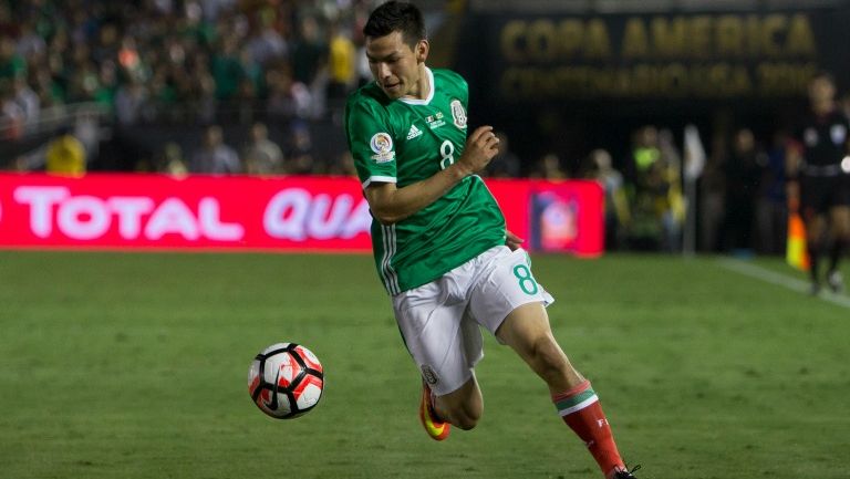 Hirving Lozano, disputando un partido con el Tricolor