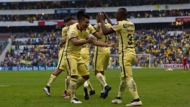 Jugadores del América celebran un gol en un partido