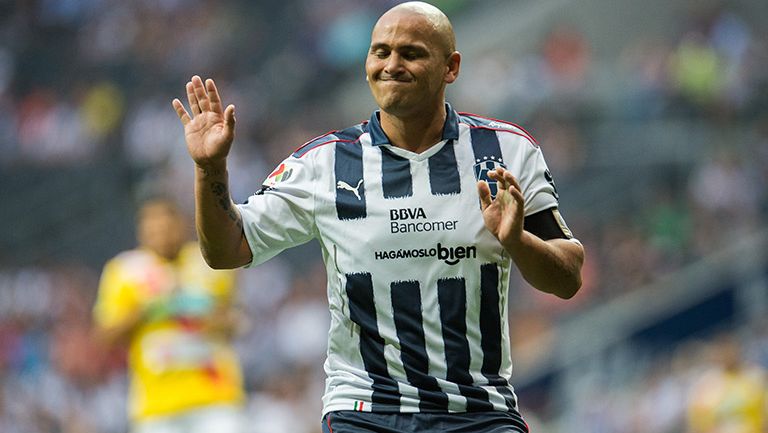 Humberto Suazo porta la nueva playera rayada