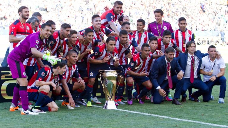 Los jugadores de Chivas celebran el campeonato de la Supercopa MX