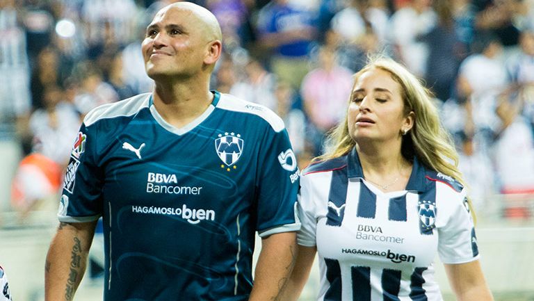 Humberso Suazo y su esposa caminan por la cancha del BBVA