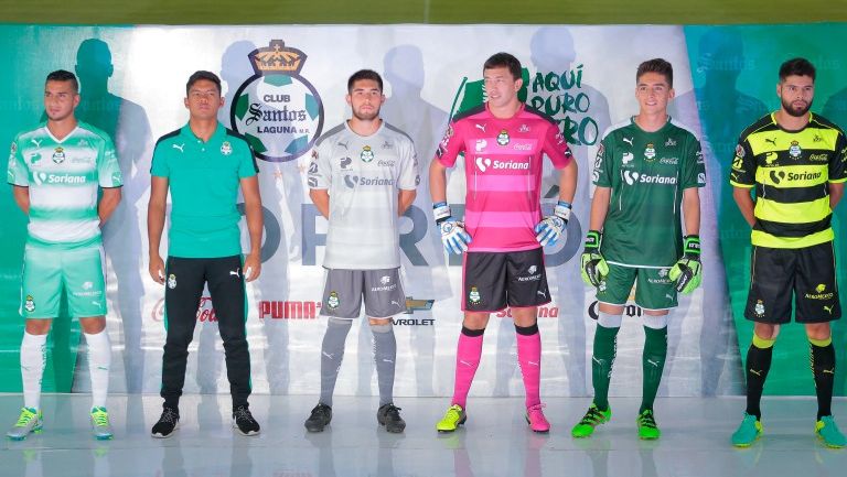 Los jugadores de Santos modelan los nuevos uniformes