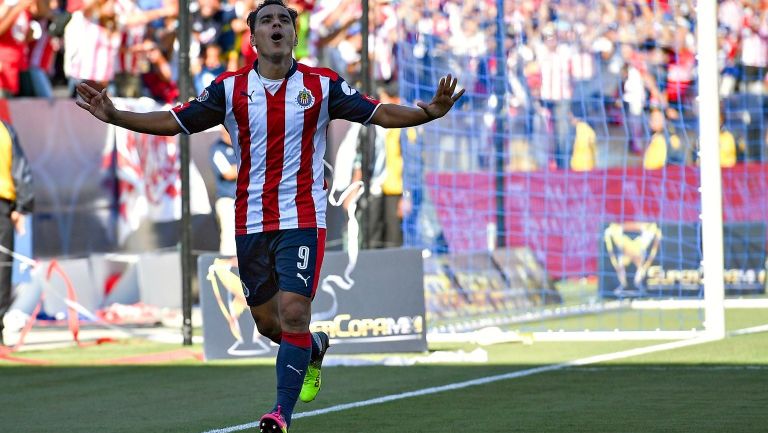 Omar Bravo festeja su último tanto con la camiseta de Chivas