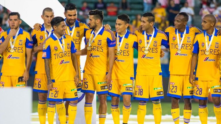 Jugadores de Tigres en festejo, durante el partido del Campeón de Campeones 2015-2016