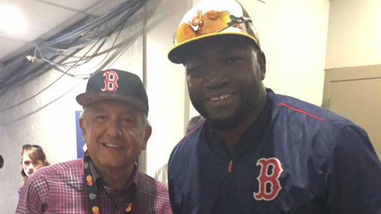 AMLO compartió una imagen con 'Big Papi' de Red Sox