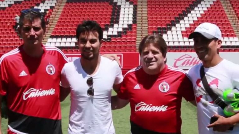 Checo Pérez junto a Miguel Herrera y parte de la directiva de Xolos