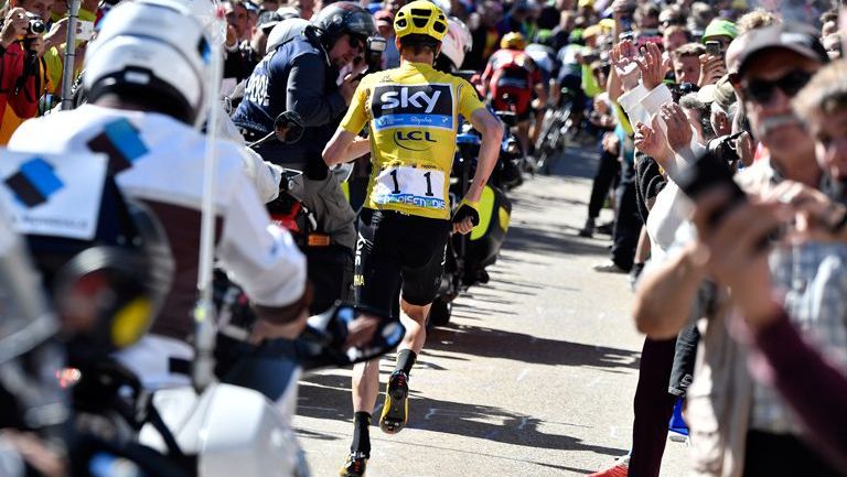 Chris Froome corre la última parte del Tour de Francia