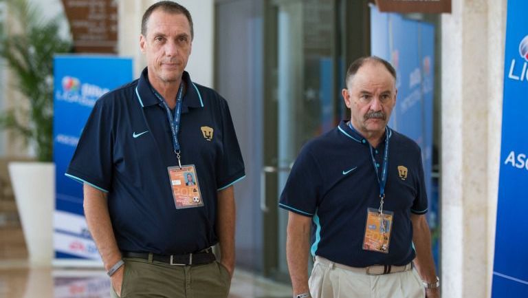 Ares de Parga (izq) durante el Draft del futbol mexicano