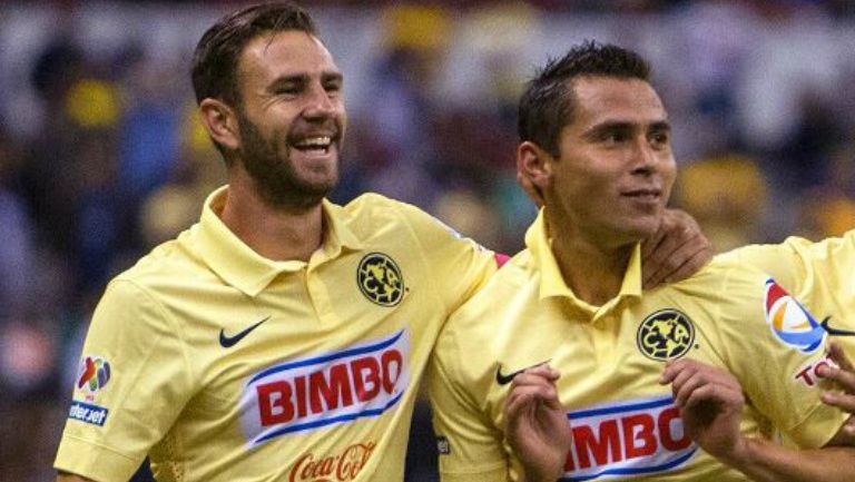 Aguilar y Layún celebran un gol con América