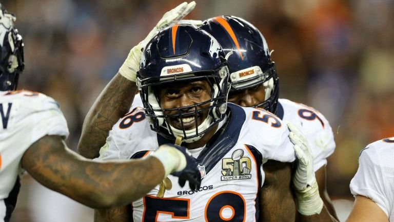 Von Miller festeja durante el Super Bowl 50