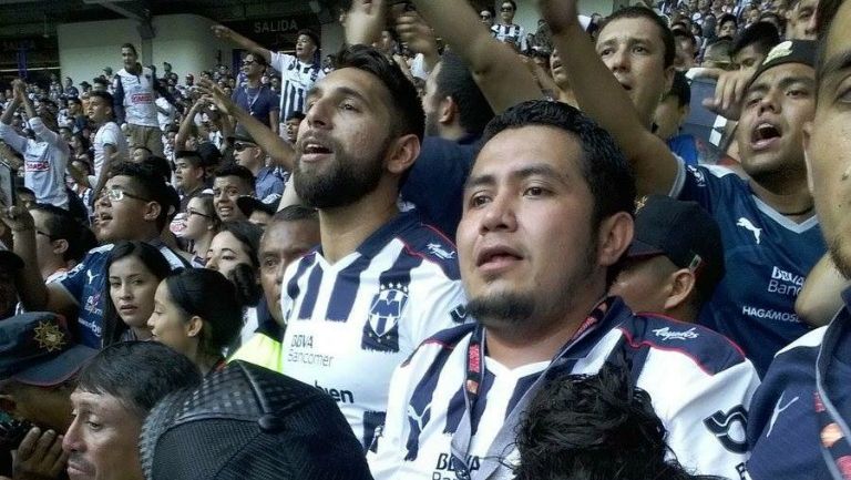 Jonathan Orozco apoya a Rayados en las gradas del BBVA