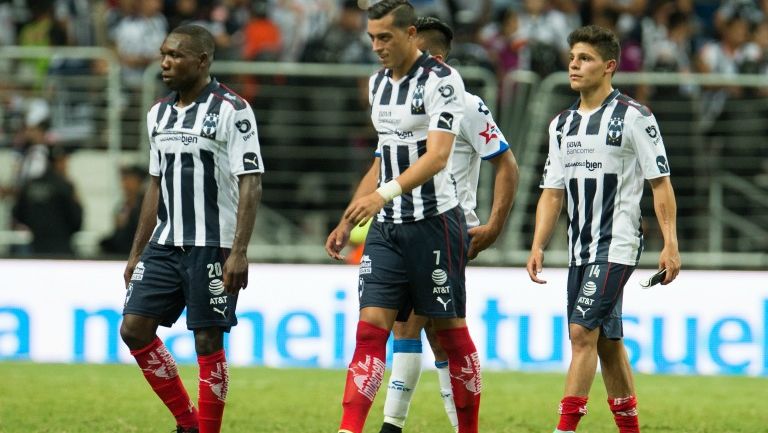 Jugadores de Rayados caminan cabizbajos tras empatar