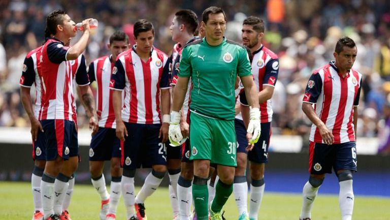 Jugadores de Chivas se lamentan tras la derrota frente a Pumas