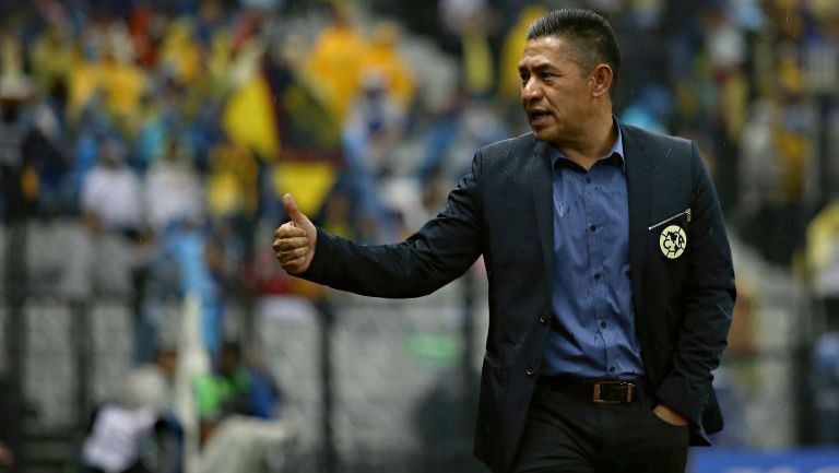 Ambriz, durante un partido del América