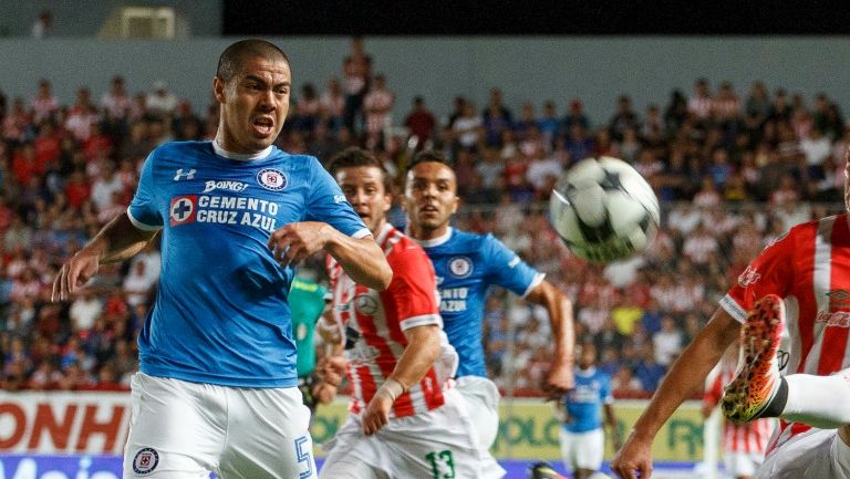 El mediocampista chileno Francisco Silva en su debut con la playera cementera