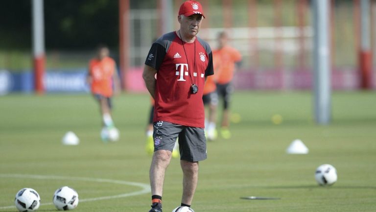 Carlo Ancelotti dirige un entrenamiento del Bayern