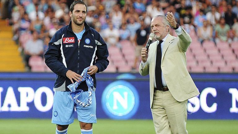 Gonzalo Higuaín, junto al presidente del Nápoles