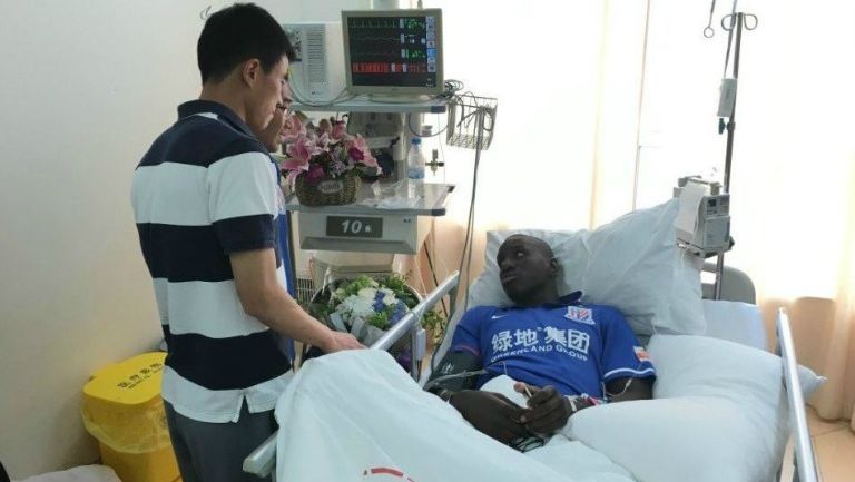 Demba Ba platica con Sun Xiang en el hospital