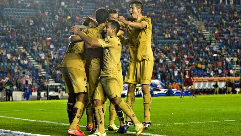 Jugadores de Pumas celebran su victoria en el A2014