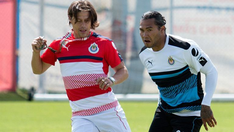 Almeyda corre junto a Gullit en práctica de Chivas