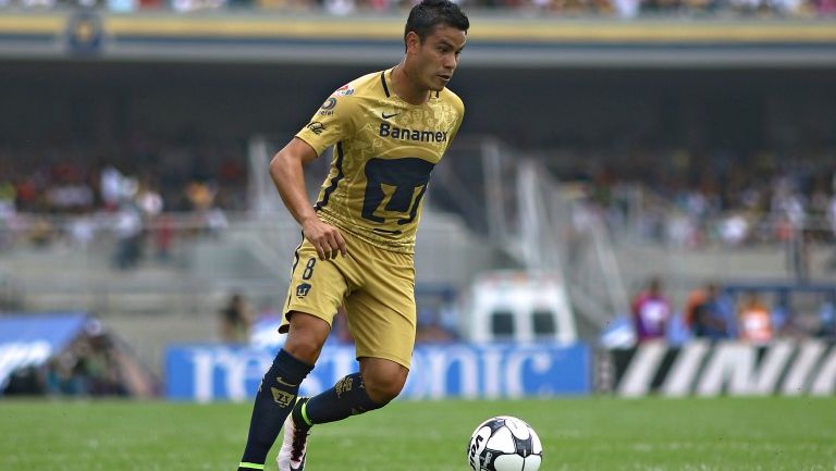 Pablo Barrera disputa el partido contra Chivas de la J1