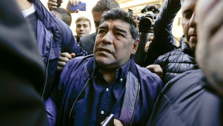 Diego Armando Maradona llegando a la Asociación Argentina de Futbol