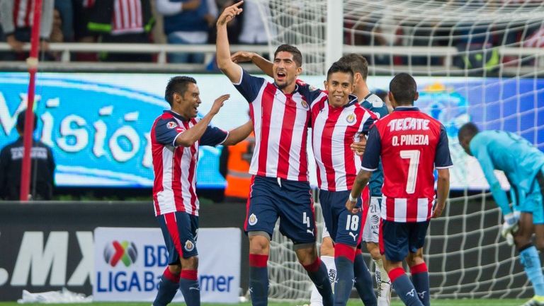 Jugadores de Chivas festejan el tanto de Calderón