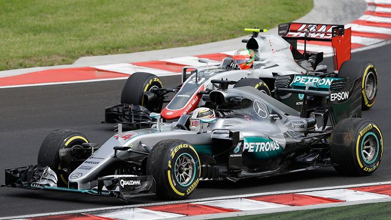 Hamilton y Esteban Gutiérrez en el circuito de Hungaroring