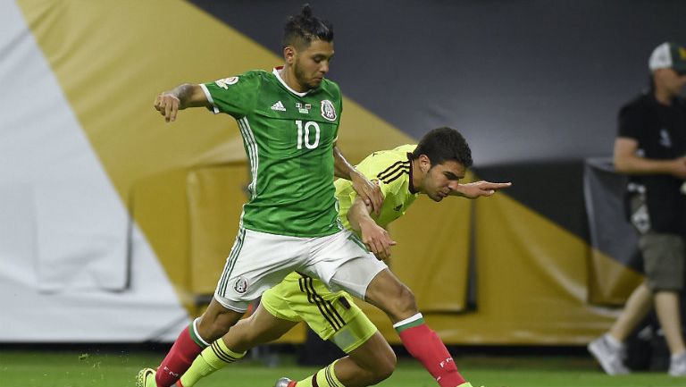 Tecatito conduce el balón en partido contra Venezuela 