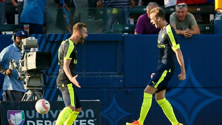 Rob Holding y Calum Chambers festejan un gol con Arsenal