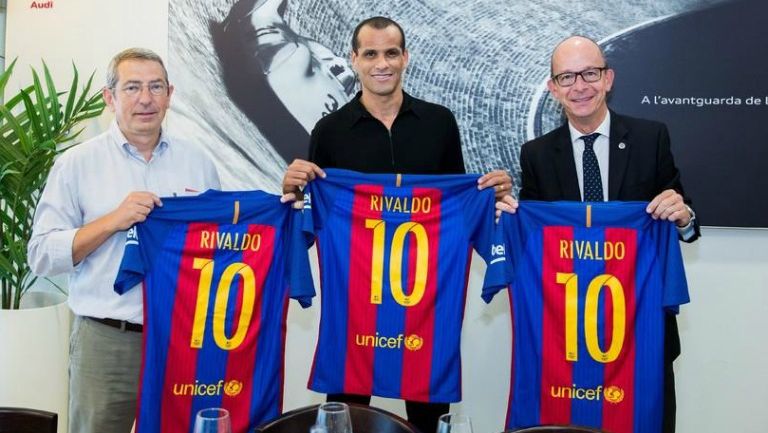 Rivaldo, junto a directivos blaugranas en las instalaciones culés