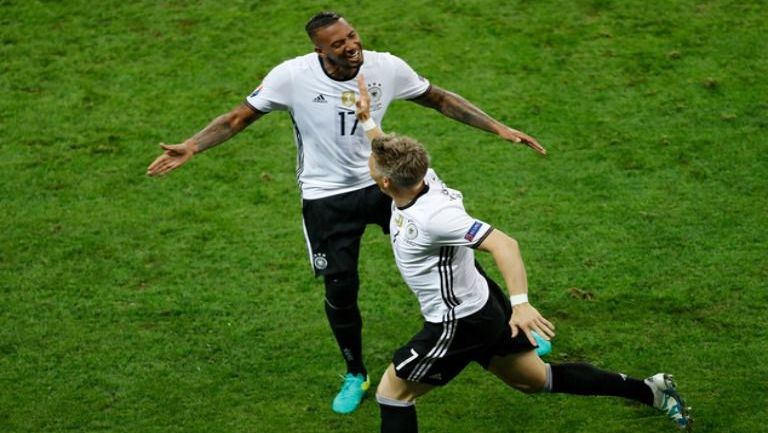 Jéröme Boateng festejando junto a Schweinsteiger